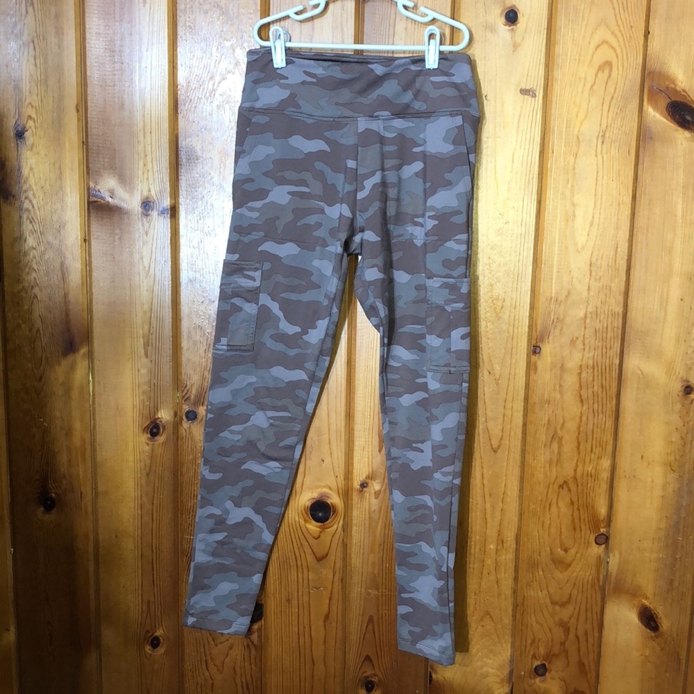 Pink Victoria’s Secret active Camo Leggings with pockets cargo style size small - Picture 1 of 6